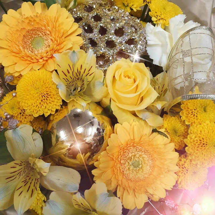 Festive Florist Choice  Golden